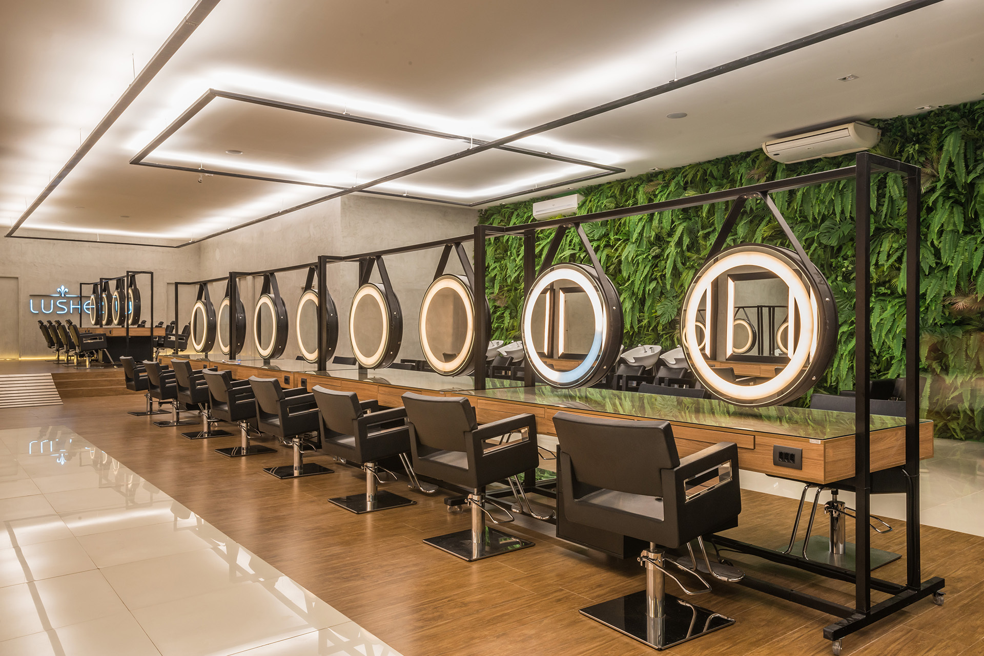 Thaty Senna trabalhando